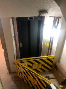 Instalación de ascensor en edificio ilicitano